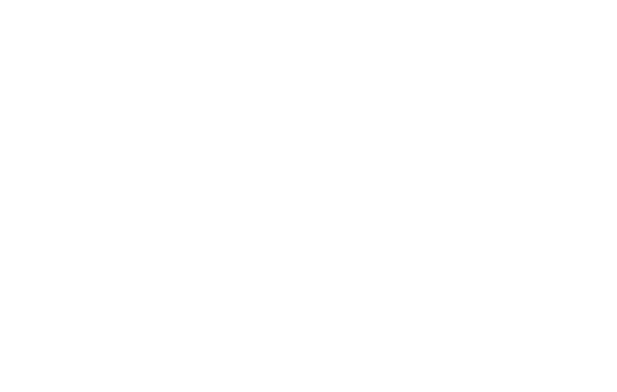 ξεδιάντροπα ροζ
Μυρωδιά καβουρδισμένης ζάχαρης σε παραθαλάσσια πανήγυρη.
Μόλις ξεφεύγει στον αέρα παρακάμπτει το πλήθος για να τρυπώσει στα ρουθούνια της. Η έναρξη του χορού. Στροβίλισμα δερβίσηδων στις κόγχες της μύτης. Έκρηξη σιελογόνων αδένων, ήδη, πριν ακόμα χώσει τα δάχτυλα στο βαμβακερό ροζ.
Το στόμα ξεχειλίζει τραγανούς κρυστάλλους.
Τα χείλη κοκκινίζουν ξεδιάντροπα.
Τον σφίγγει με δάχτυλα καραμελωμένα όταν τρέχει το καρουσέλ. 
Τον αρπάζει λίγο παραπάνω από το απαραίτητο …